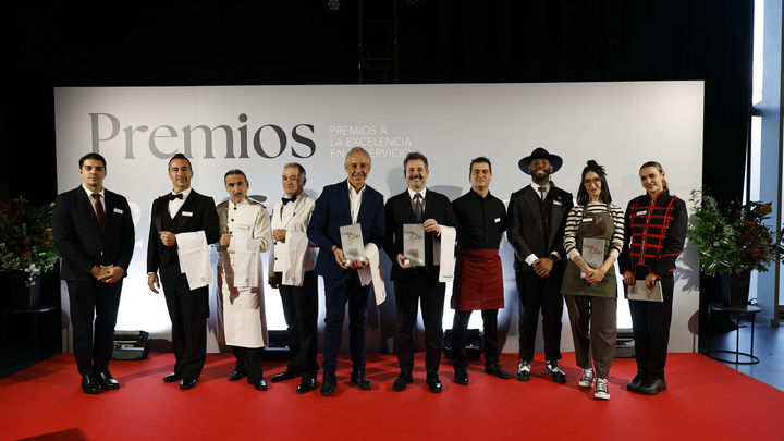 Evolución de los trajes de sala a lo largo de las décadas (en la edición 2025). En el centro de la imagen,  el presidente de Hostelería Madrid, José Antonio Aparicio, y el consejero de Cultura, Turismo y Deporte, Mariano de Paco