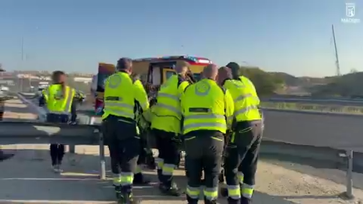 Grave un motorista que salió despedido 10 metros y estuvo 8 horas sin localizar en Madrid