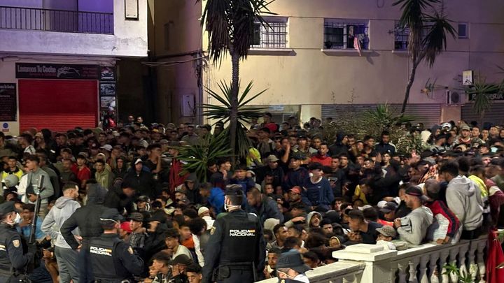 Cuerpos de Seguridad del Estado organizan a los migrantes para su traslado al Puerto de Ceuta,