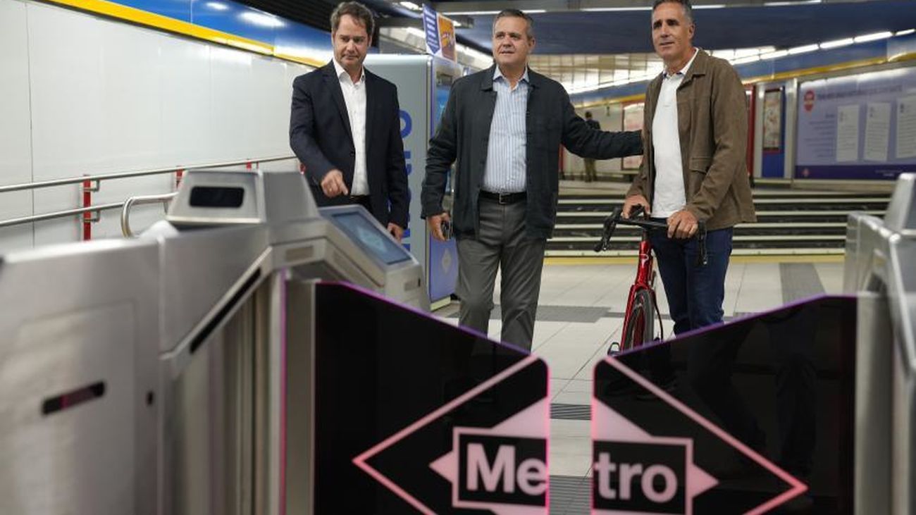 Miguel Induráin promueve el uso de la bicicleta y el transporte público en la Semana de la Movilidad