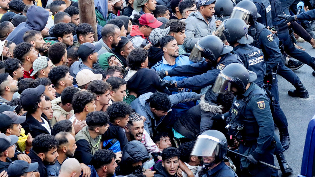 El Gobierno obvia las críticas y culpa al PP de intentar que todo saliera mal en el traslado de inmigrantes en Ceuta