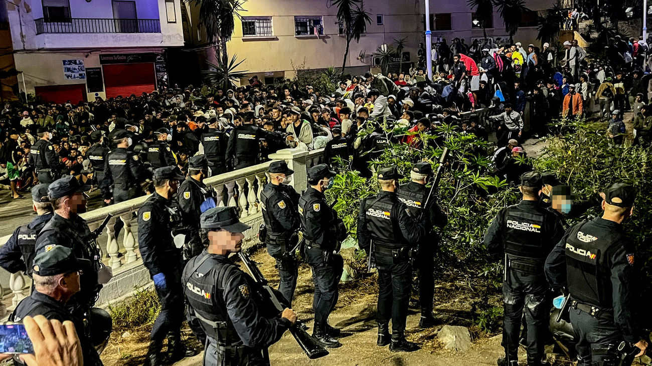 Traslado de migrantes de las playas de Benítez y Trampolín al puerto