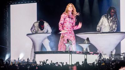 Shakira desata la locura entre sus fans con su primer concierto en Madrid: "¡Facturamos, facturamos, facturamos!"