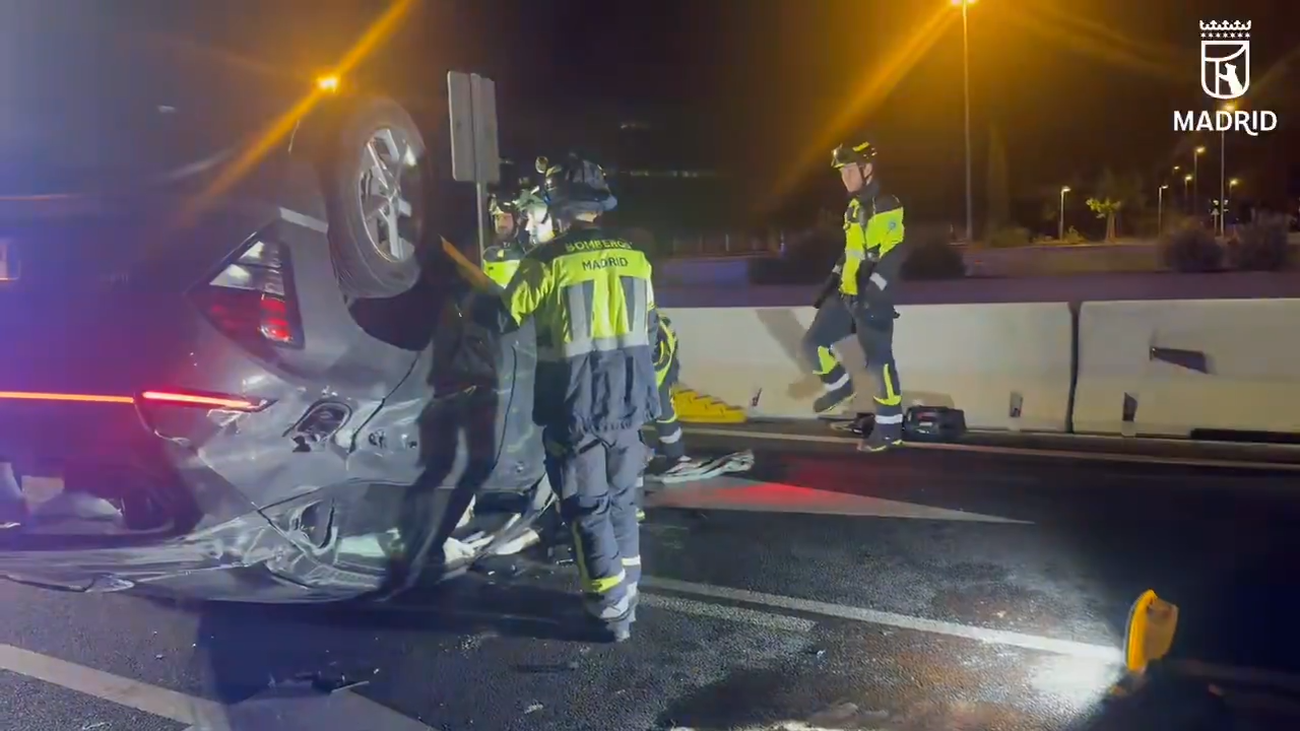 Dos heridos  tras el vuelco de un vehículo en la A-1 en Madrid