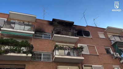 Un incendio en una vivienda de Carabanchel provoca graves daños en la calle San Emeterio