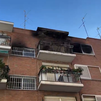 Un incendio en una vivienda de Carabanchel provoca graves daños en la calle San Emeterio