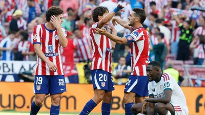 2-1. El Atlético de Madrid gana al Real Madrid en un derbi polémico