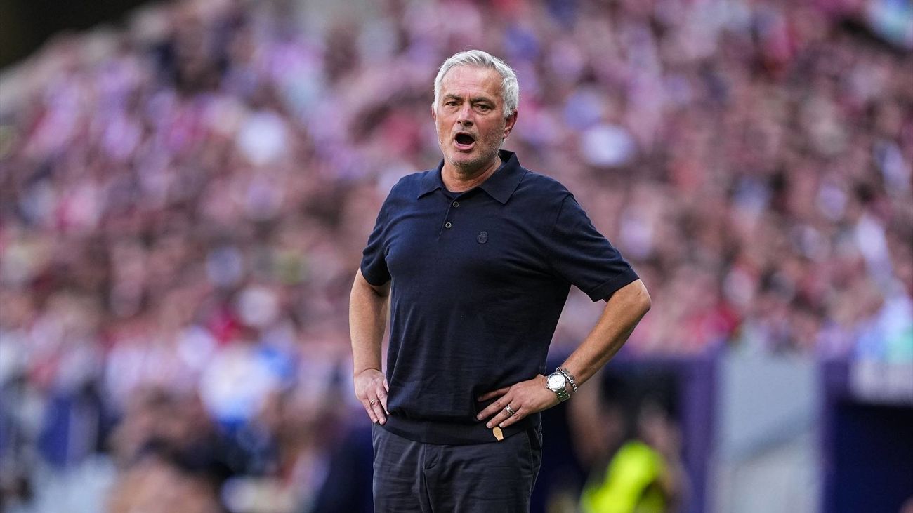 El entrenador del Real Madrid José Mourinho durante el derbi en el Metropolitano frente al Atlético de Madrid