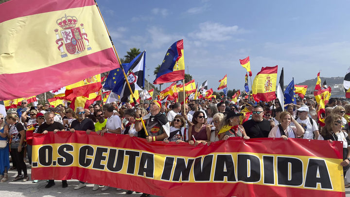 Cientos de ceutíes marchan hacia el Tarajal en defensa de la españolidad de la ciudad y de su frontera