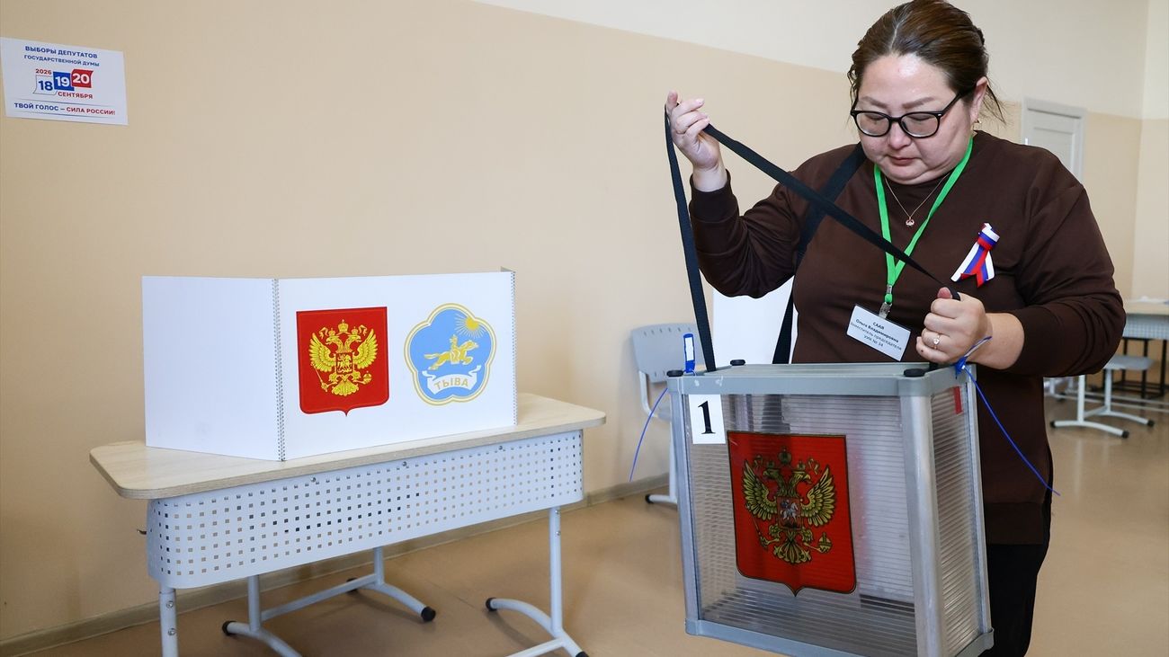 Mujer colocando una de las cajas para las votaciones