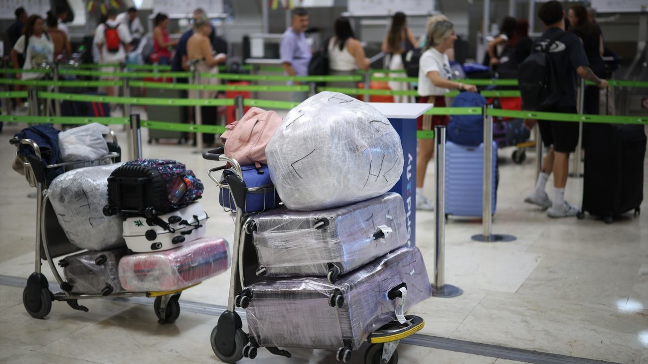 Maletas en un carrito en el Aeropuerto Adolfo Suárez Madrid-Barajas