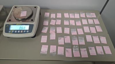 Detenidos dos hombres por ocultar droga en su coche cerca del hotel okupa de San Blas