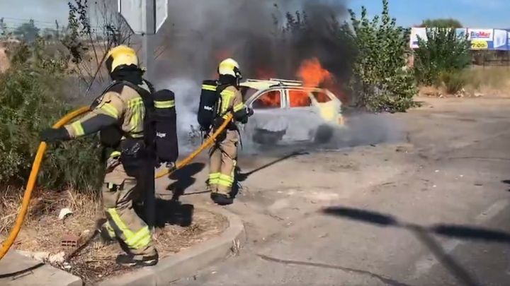 Bomberos de Alcorcón sofocan el incendio de un vehículo y una zona de pasto