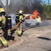 Bomberos de Alcorcón sofocan el incendio de un vehículo y una zona de pasto