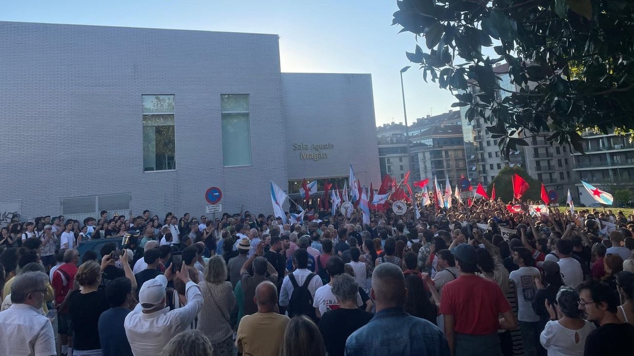 Centenares de personas impiden un acto de Vox en Santiago de Compostela