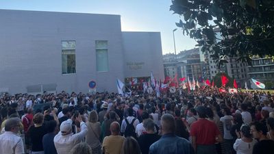 Centenares de personas impiden un acto de Vox en Santiago de Compostela