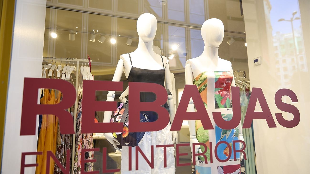 Un escaparate anuncia las rebajas de una tienda, a 26 de junio de 2025