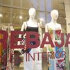 Un escaparate anuncia las rebajas de una tienda, a 26 de junio de 2025