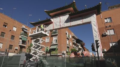 Usera estrena el arco que lo convierte en el 'Chinatown' madrileño