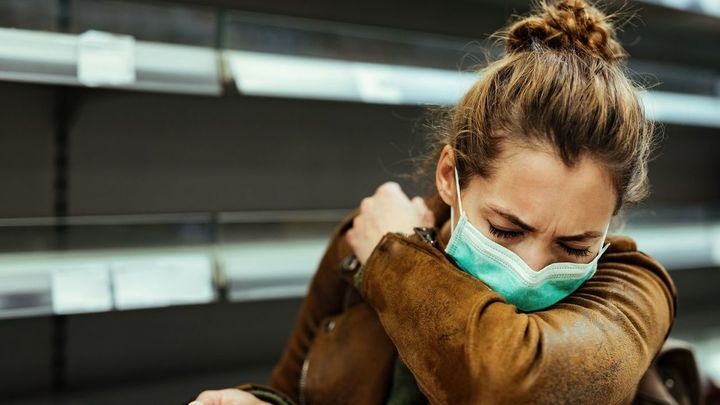 El COVID supera a la gripe en septiembre: un estornudo reparte el virus a 160 km/h