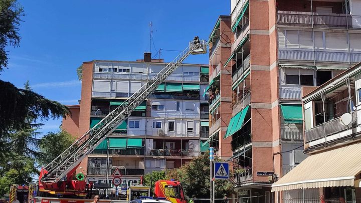 Los bomberos actúan en un incendio en la calle Artajona