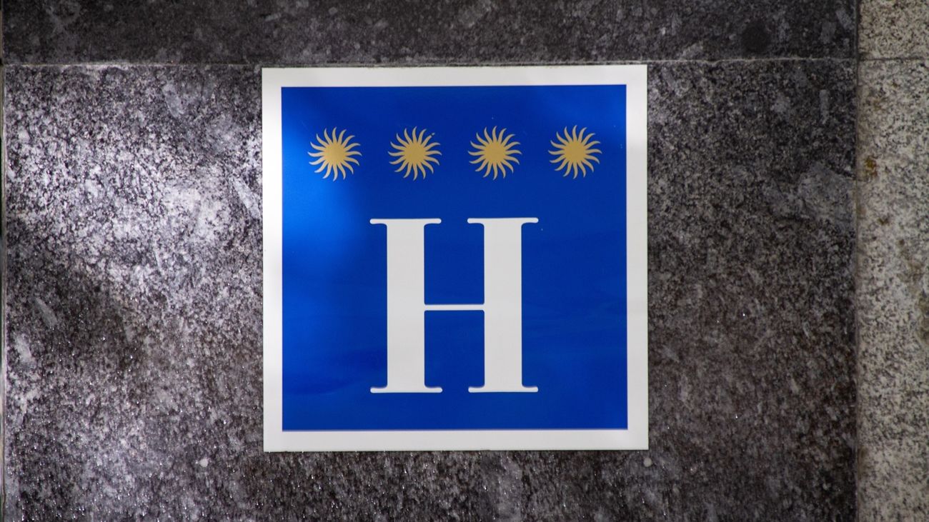Cartel de un hotel cuatro estrellas