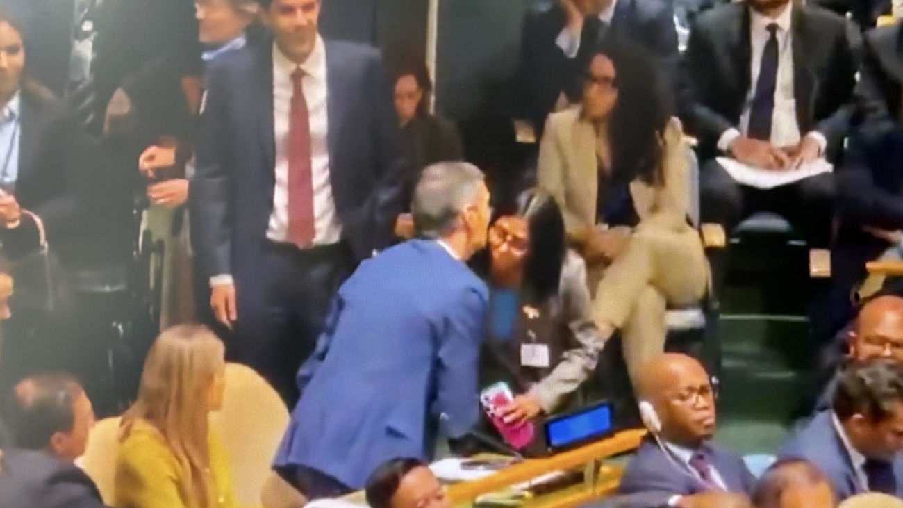 El cariñoso e incómodo saludo entre Delcy Rodriguez y Pedro Sánchez en la ONU