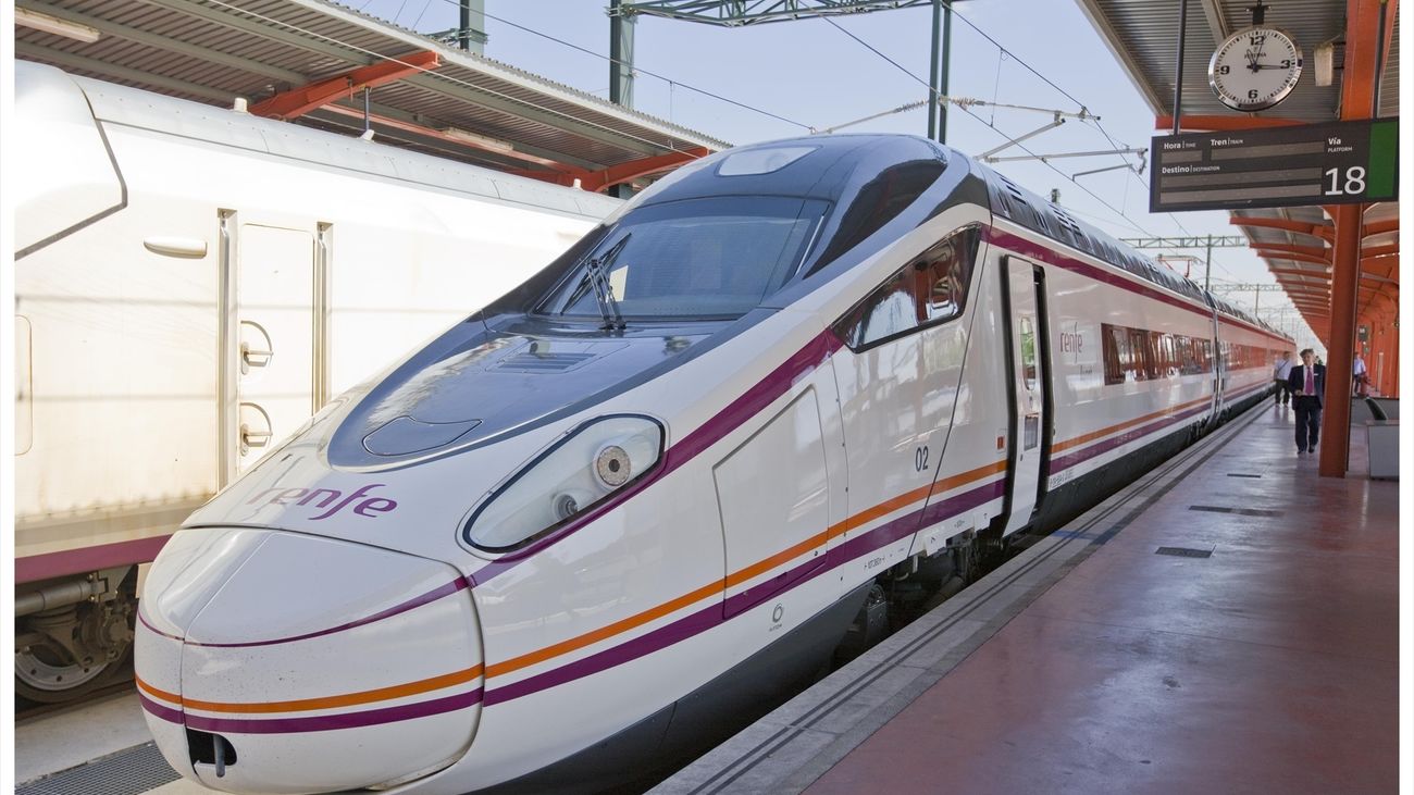 Avant en la estación de Madrid Chamartín Clara Campoamor