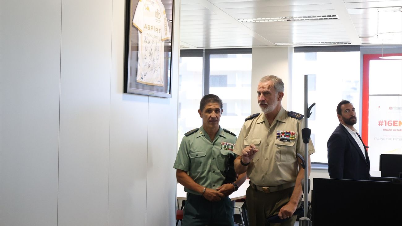 Felipe VI visita la CiberComandancia de la Guardia Civil en León