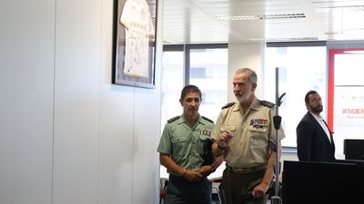 Felipe VI visita la CiberComandancia de la Guardia Civil en León