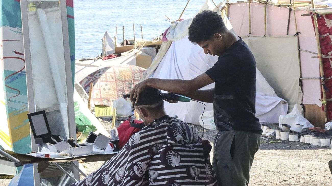Patrullas policiales en Ceuta para evitar un nuevo mercadillo de los inmigrantes en El Trampolín