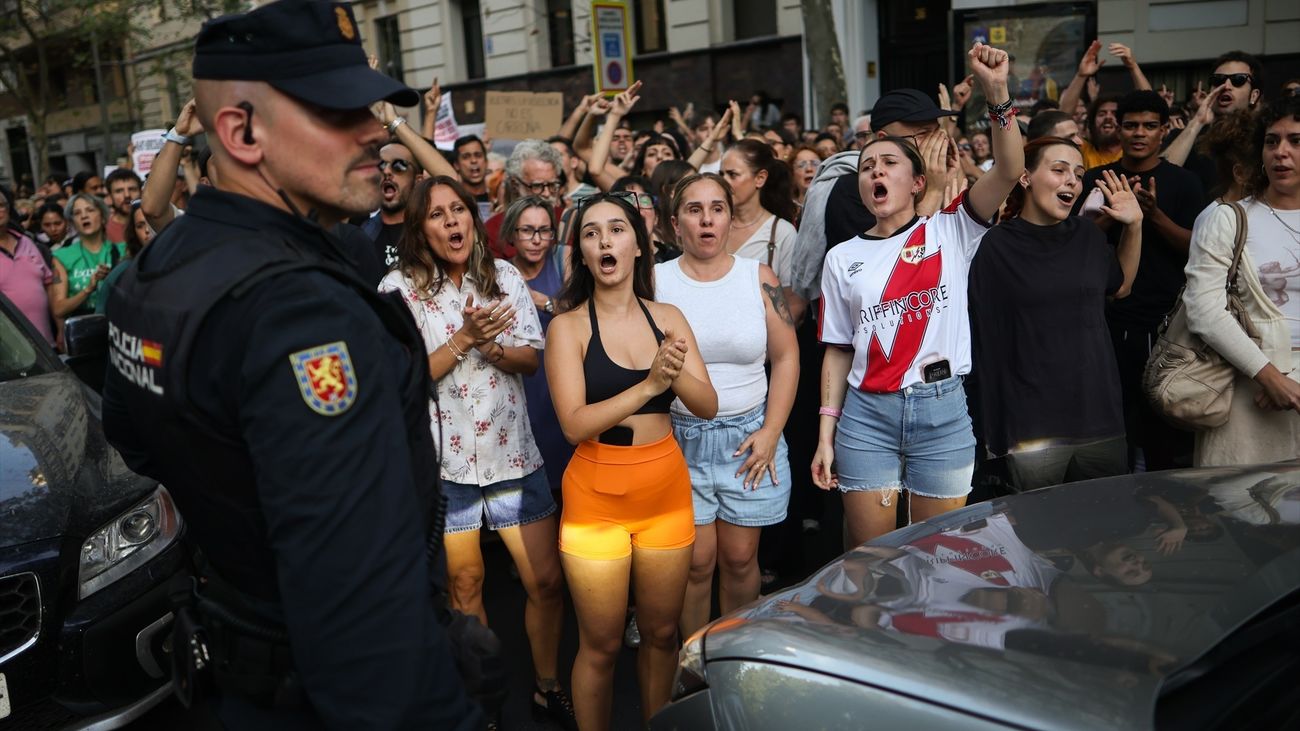 Unas 10.000 personas se concentran frente al ático de Chamberí al grito de "vergüenza" y "fuera fondos buitre"