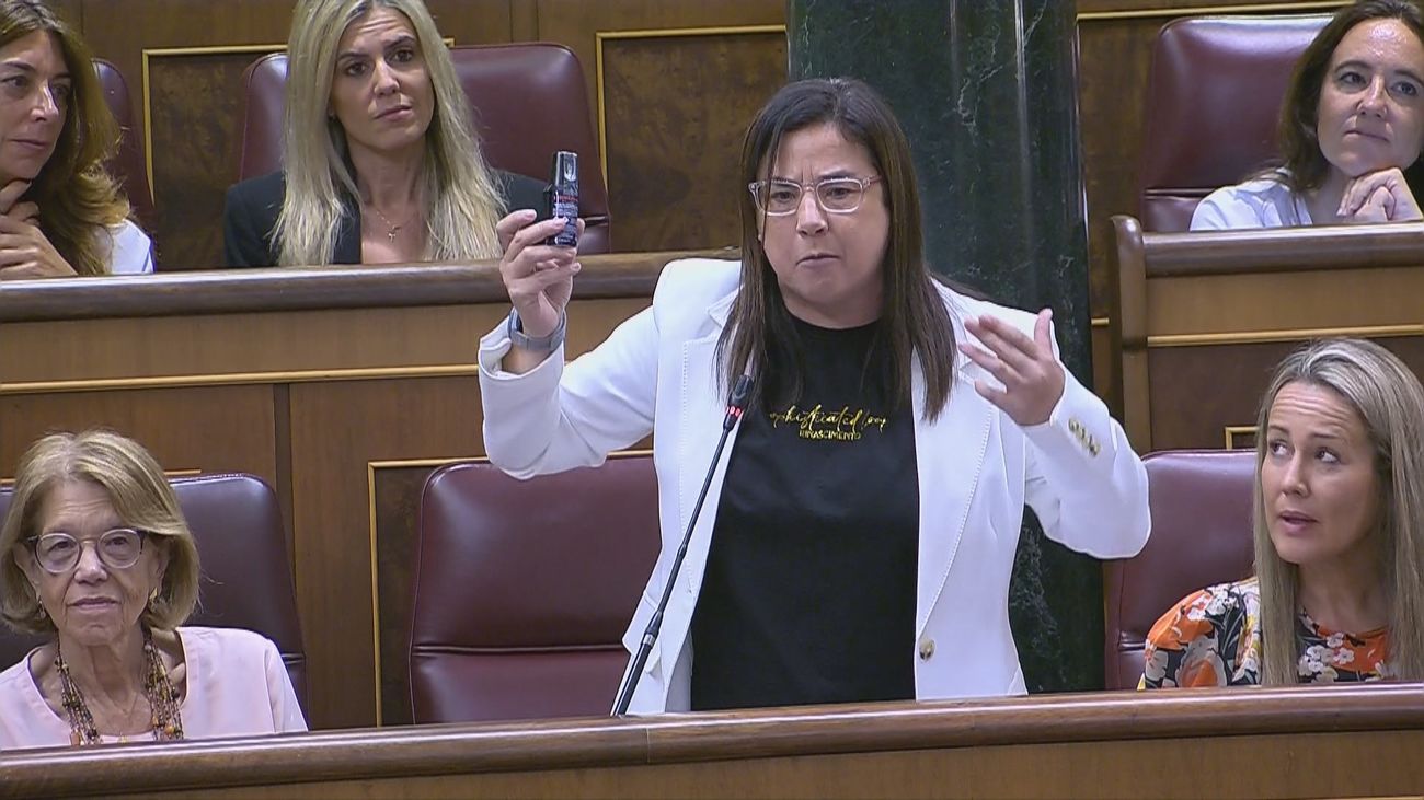 Armengol expulsa a una diputada del PP por mostrar un espray de gas pimienta en el Congreso
