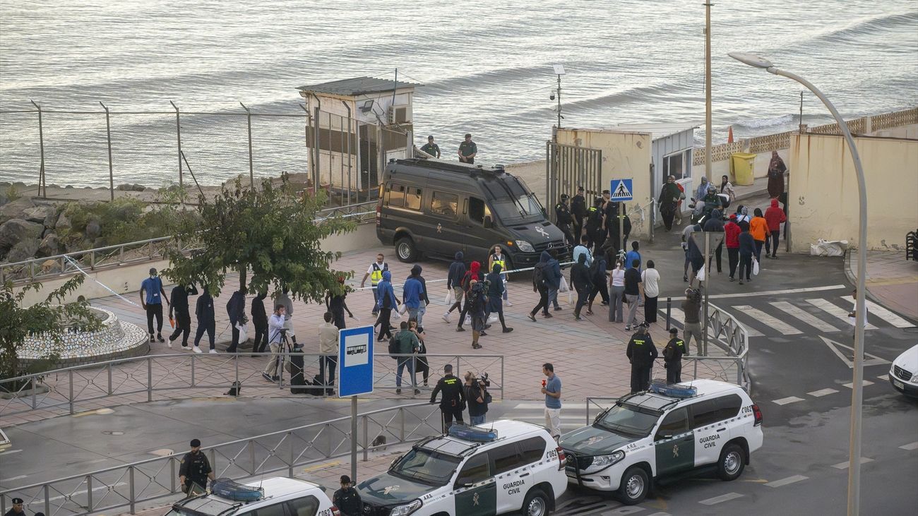 Efectivos de la Guardia Civil, Policía Nacional y Ejército vigilan la frontera del Tarajal, a 23 de septiembre de 2026, en Ceuta