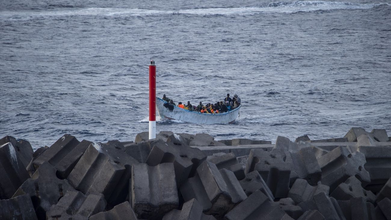Un cayuco en el puerto de La Restinga, 2024, en El Hierro, Canarias
