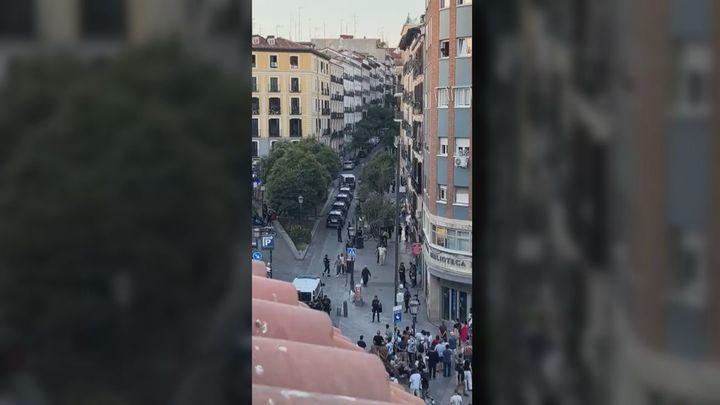 Más de 50 policías, tensión, dos detenidos... Así fue la macrorredada de Lavapiés
