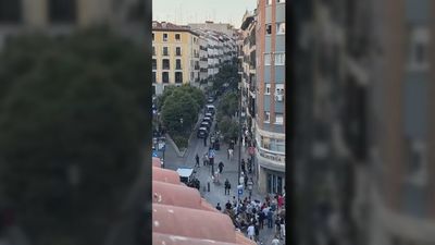 Más de 50 policías, tensión, dos detenidos... Así fue la macrorredada de Lavapiés