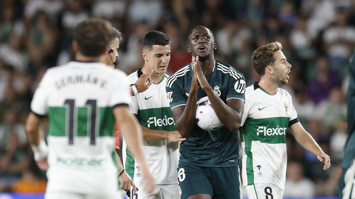 Konaté deja la concentración de Francia por una lesión en la rodilla derecha