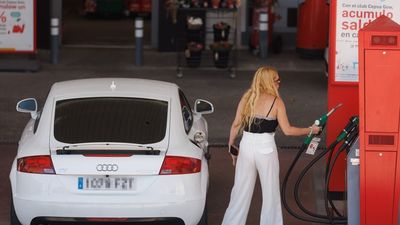 La gasolina y el diésel tocan un nuevo máximo anual y rozan los 2 euros por litro