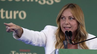 Meloni limita al 30% los alumnos por aula que no sepan italiano y veta el burka y el niqab