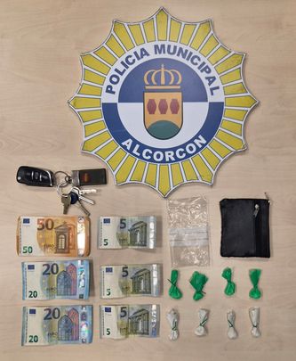 Dinero, objetos y sustancias halladas por la Policía Municipal de Alcorcón tras el accidente / POLICÍA MUNICIPAL ALCORCÓN