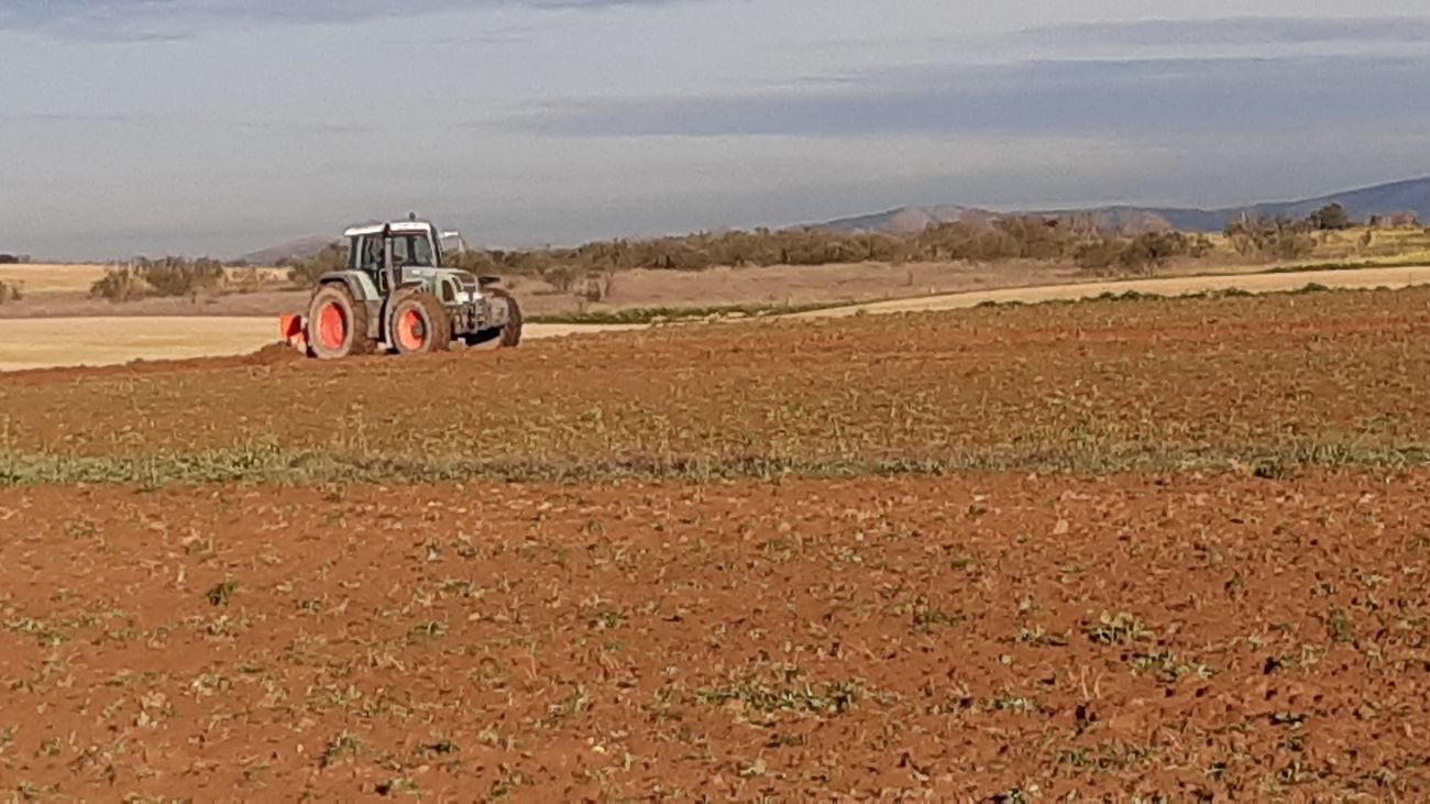 Un agricultor ara sus campos en Madrid