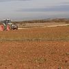 Un agricultor ara sus campos en Madrid