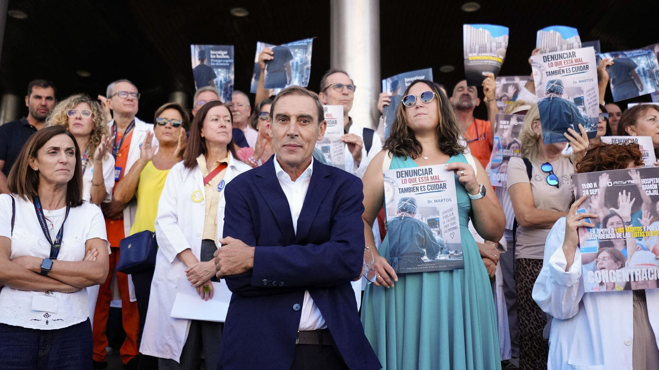 El cirujano del Hospital Ramón y Cajal Luis  Martos durante la concentración en su apoyo del sindicato médico Amyts este jueves