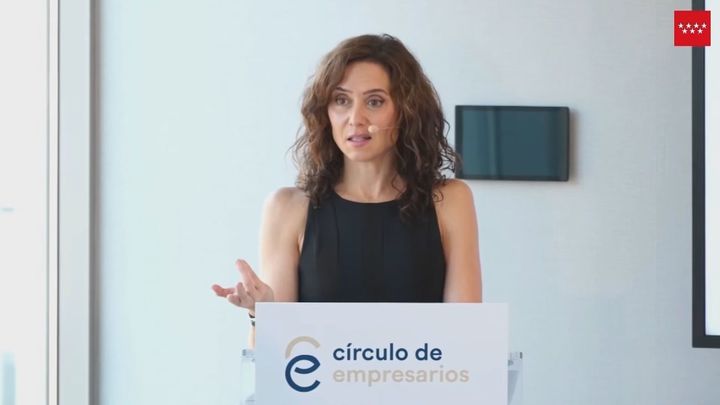 Ayuso afirma que el desahucio de Maricarmen fue “en cumplimiento de la ley” y acusa a Sánchez de alentar la “quema de calles”
