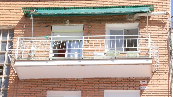 Los vecinos de Usera denuncian un posible piso patera en la calle Dolores Barranco