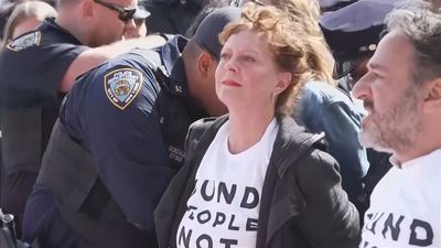 Susan Sarandon y Hannah Einbinder, detenidas durante una protesta propalestina en Nueva York