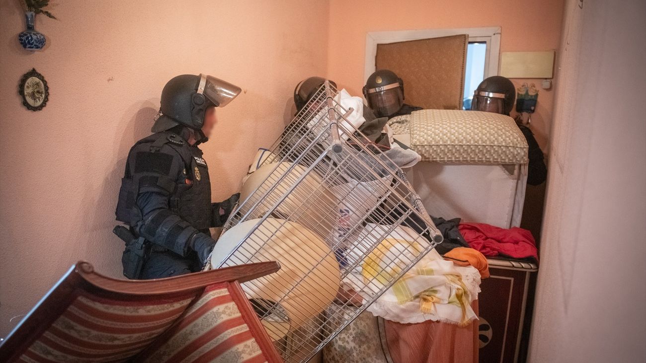 La policía desmonta la barricada al entrar en la vivienda de Maricarmen, el 24 de septiembre de 2026
