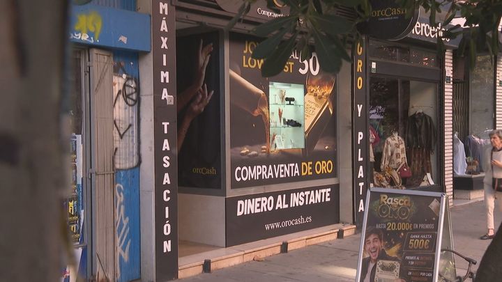 Dos hombres atracan un local de compraventa de oro tras maniatar y encerrar a la empleada
