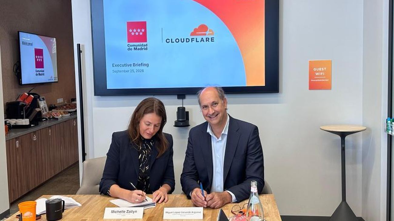 El consejero de Digitalización, Miguel López-Valverde, con la presidenta y fundadora de la tecnológica Cloudflare, Michell Zatlyn